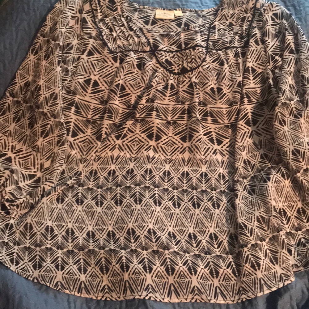 Black/White Casual Tribal Top (Size 1X)